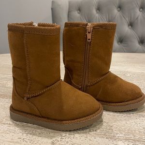 Tan suede unisex toddler boots. Size 5